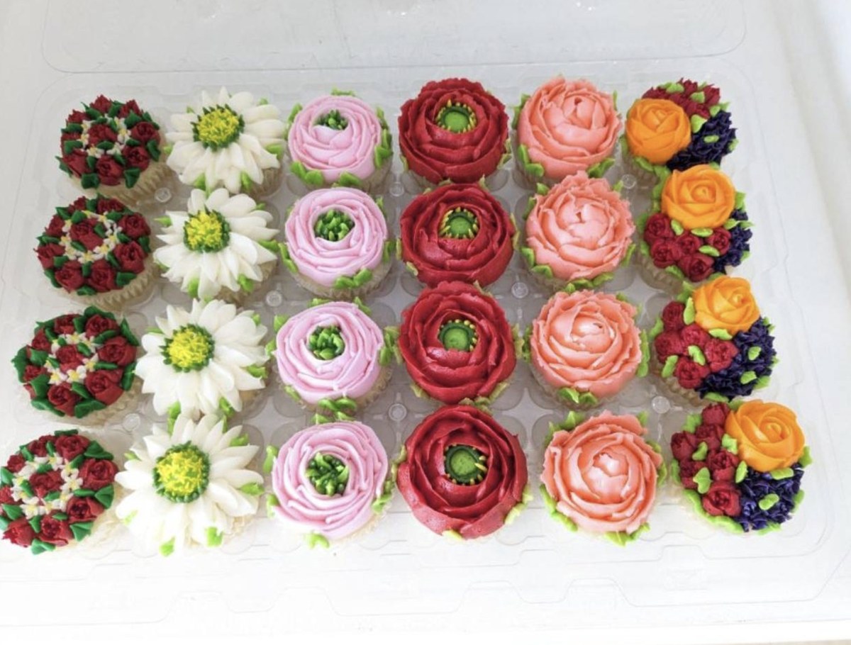 A tray of buttercream floral cupcakes from a custom cake bakery in Indianapolis.